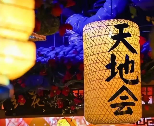 天地会逃到海外	，成立了一个国家，面积比两个日本大，至今说汉语