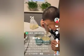 韦神爬长城，体能惊人！堂姐说他工资卡自己保管 仍装1.5升开水喝图片