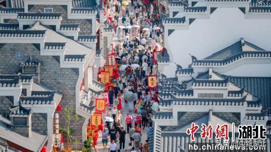 湖北荆门民主街历史文化街区点亮“荆彩一夏”