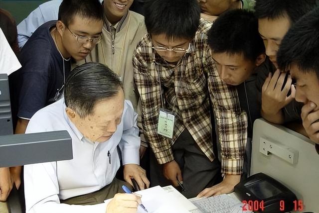 翁帆也没想到，丈夫杨振宁去世后，竟因生前一个举动再次口碑暴涨
