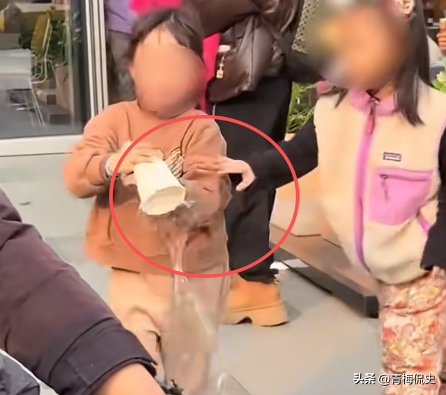 女孩打翻水杯后续：母亲正脸被扒，疑出言反驳网友，丢人丢到国外