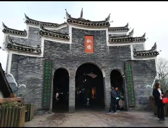 五彩斑斓营造出如梦如幻的古典意境