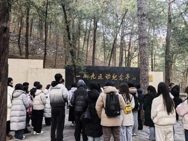冬日樱桃沟：寒枝写意，尽是生机——探访一二·九运动纪念地有感