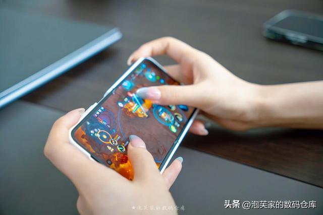 大概是目前最好的小折叠 小米MIX Flip2体验 PK三星Z Flip7优势不小