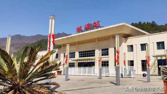 四川交通尴尬的县,坐拥双高铁站却难坐车,风景美到让人忘了吐槽