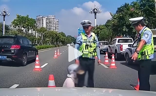 女子不配合交警执法，当街撒泼还袭警，嚣张嘴脸曝光，家人遭牵连