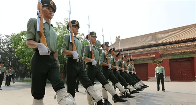 天安门最帅升旗手张自轩转业后，现状十分罕见，如今他后悔了吗？