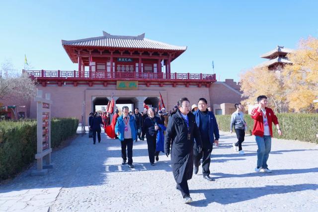 第六届丝绸之路与敦煌历史文化学术研讨会与会嘉宾赴阳关实地考察