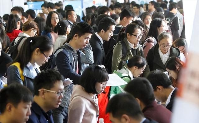 中美差距差在哪？专家：中国从14亿中选人才，而美国则是77亿