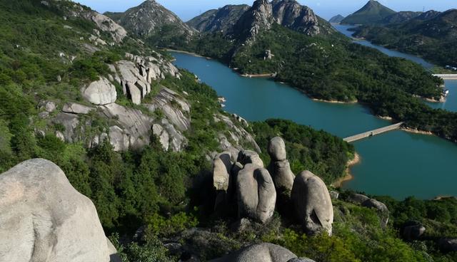 广东女子登山脚崴，被陌生小伙背40分钟下山，恶心的一幕出现了