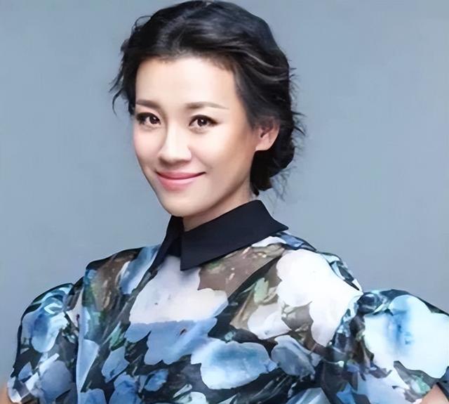 与四婚名导同居三年流产两次不结婚，转身下嫁穷小子，如今咋样？