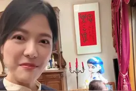 杨乐乐过母亲节，别墅内景曝光，上下3层很阔气，墙上挂满藏品图片