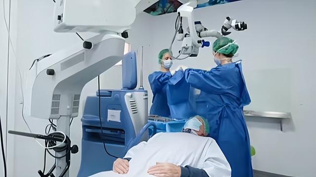 全球首例，跨4200公里 不到7分钟，机器人完成远程微米级眼科手术