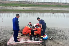 男子垂钓半个身子陷泥潭，消防员“拔萝卜”救援成功解困图片