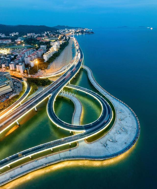 厦门演武大桥观景平台，总面积逾10000平方米，可欣赏漳州港美景