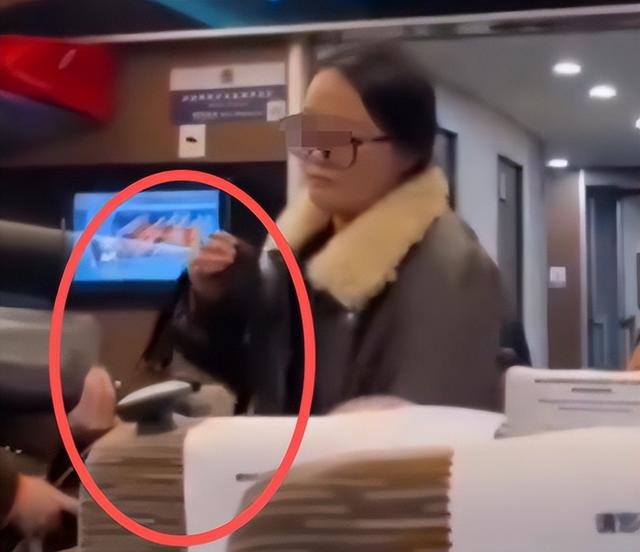女子高铁堵道后续：知情人透原因，女子正脸被扒黑皮胖脸，已社死