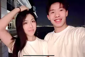 恭喜！中国22岁奥运冠军公开新恋情，与白富美女友泳池中甜蜜拥吻图片