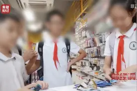 不少小学生拆卡牌盲盒！襄阳一班主任发出“禁令”图片