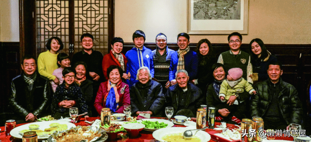 101岁奶奶的夜猫子生活：爱啃零食、热衷旅游，比年轻人还会玩！