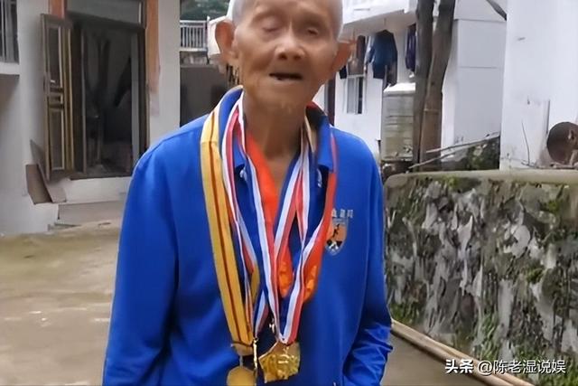 一生报国终得圆满！102岁老兵看完阅兵离世，孙女发声曝更多细节