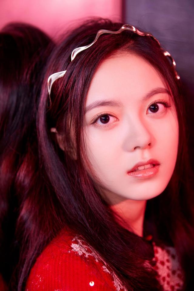赵今麦｜梦幻少女，红衣飘逸，头饰点缀，宛如仙子降临。
