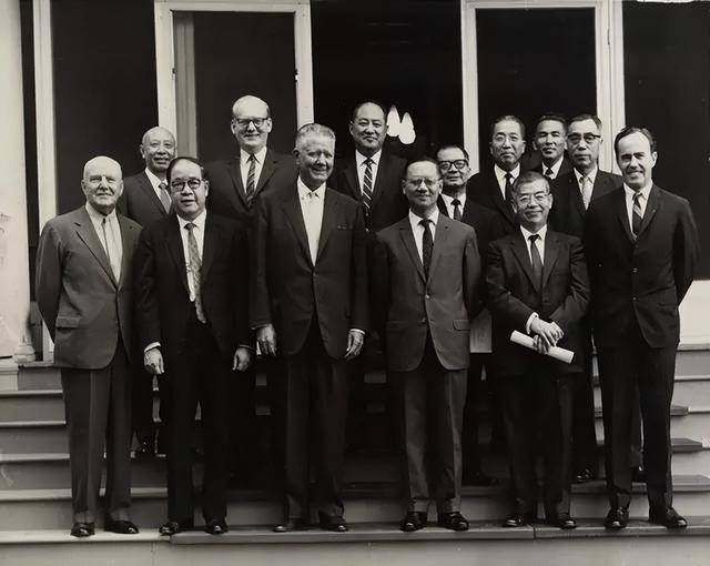 演都不演了！杨振宁去世仅7天，恶心的事情发生了，结局大快人心