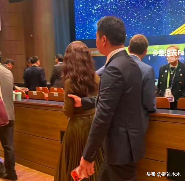 刘强东搀扶章泽天，女方态度冷淡疑似冷战，像极黄晓明给杨颖提裙