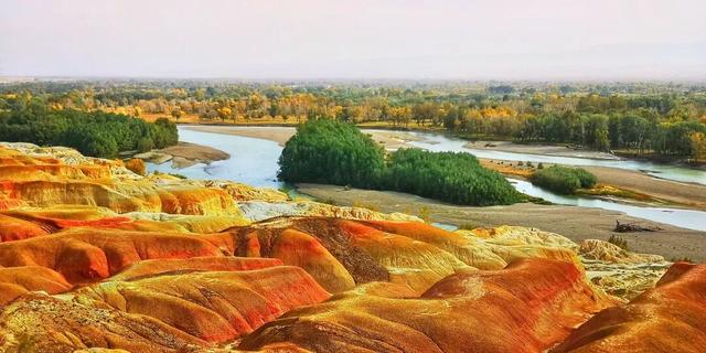 上帝调色盘 新疆“五彩滩”