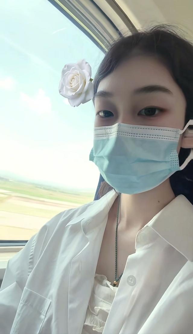 广东27岁美女肖颜去世，几天前身穿白衣、头戴白花，网友一语成谶