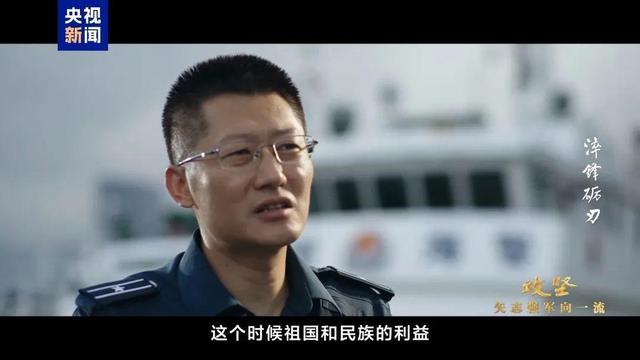 首次曝光：仁爱礁海域，中国海警拖离菲侵权船只，菲士兵已掏出枪