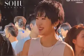 姚安娜打卡厦门海边，开着华为智界S7，都市丽人体验智能驾驶图片