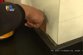 墙壁裂了，瓷砖拱了，他怀疑......图片