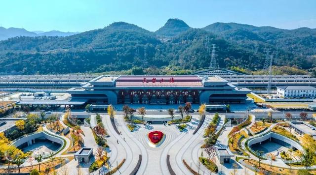 这条高铁火了！串联近10个5A级景区，还能“遇见”李白