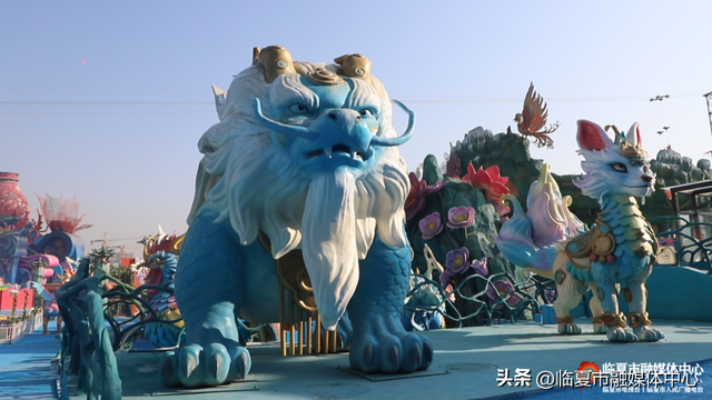 花仙藏河州韵，恐龙述亿年史！花开临夏不夜城景观，藏着独属于花都临夏的“精彩故事 文化浪漫”～