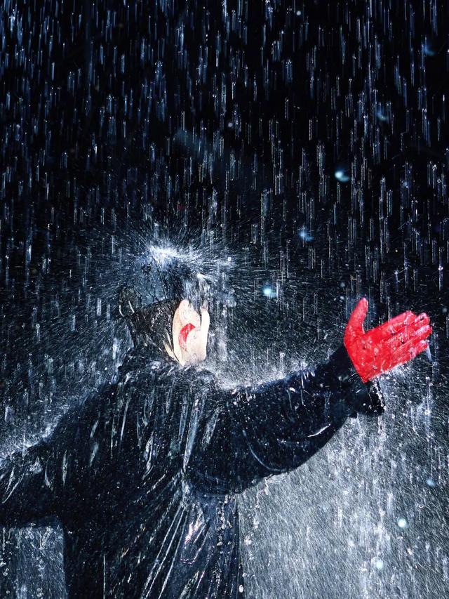 41岁李宇春，主动走入暴雨中心