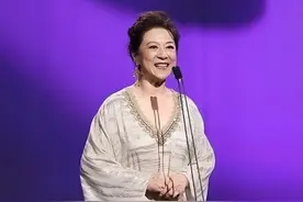 看到74岁的王馥荔身穿低胸装，才明白有些女人真的可以美一辈子图片