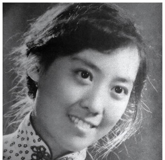 1966年75岁李宗仁和27岁妻子在寓所合影，相差近五十岁，恩爱无比
