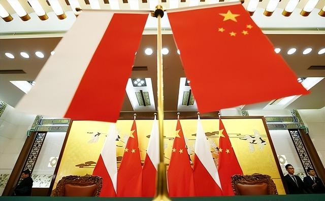 中国反手一招，打得波兰直喊疼！在大国夹缝里玩火，里外不是人