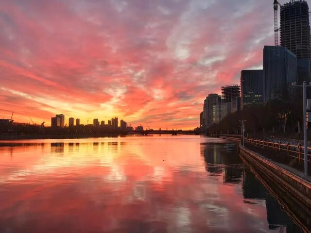 彩霞漫天！今晨的北京，真好看