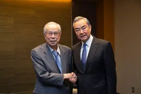 行程结束，王毅返回北京，临走前送给日本三句话，美方开始行动图片