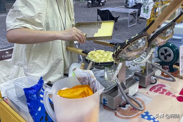 每当夜幕降临,一半天台人好像都在新城广场,这里的夜市太热闹了