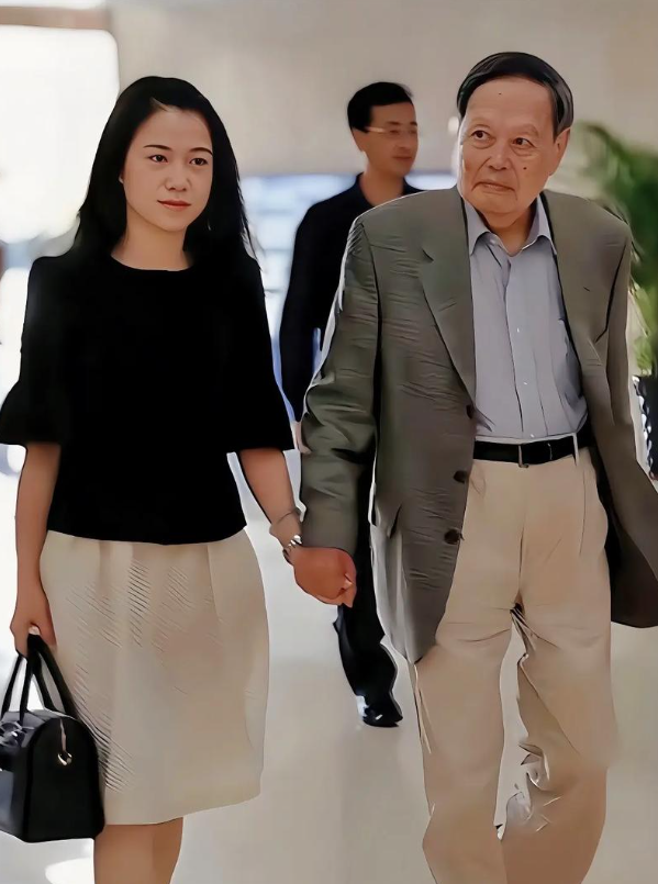 杨振宁刚去世，翁帆终于发声，字字催泪，清华大学吊唁堂细节感人