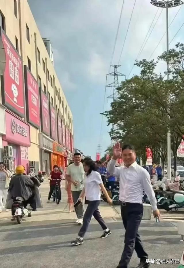 刘强东回宿迁老家，毫无大老板架子，举手投足尽显亲和接地气！