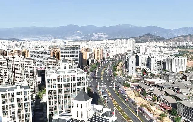 四川美到封神的小城，5万多株蓝花楹开花了，与昆明一样美！