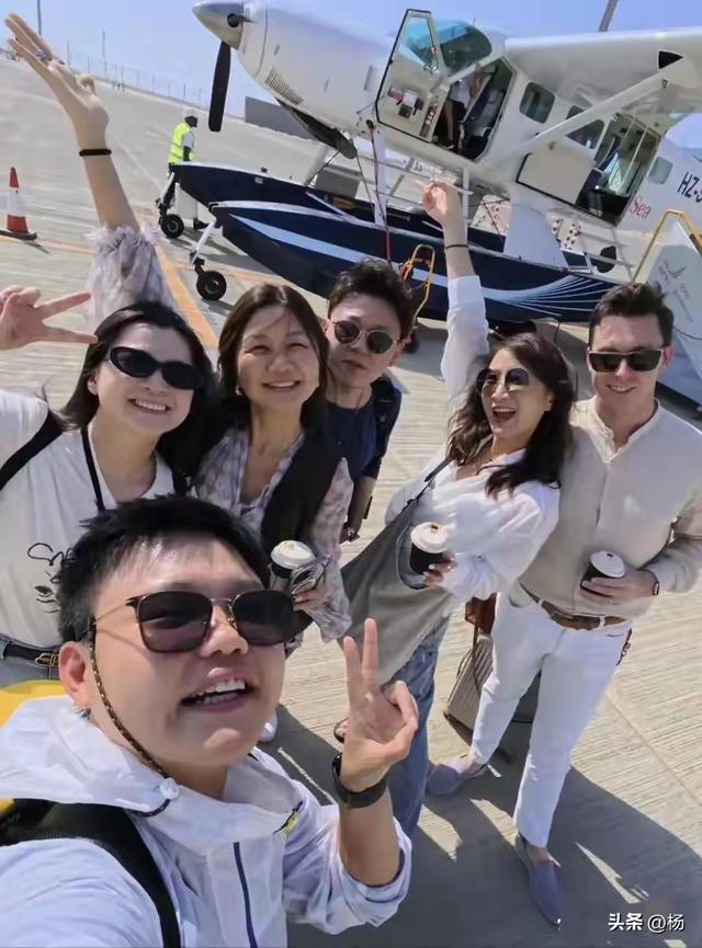 39岁许婧与外籍男友在沙特庆生，两人大秀恩爱照和健美身材！