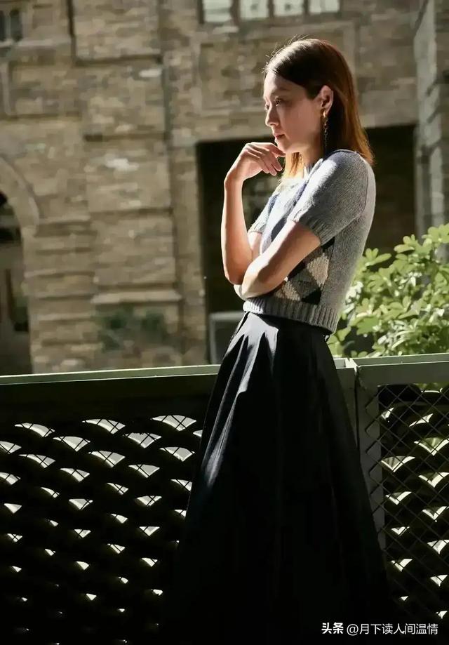 马伊琍好像二次发育了,身材变得更丰满了,以前感觉她前胸贴后背