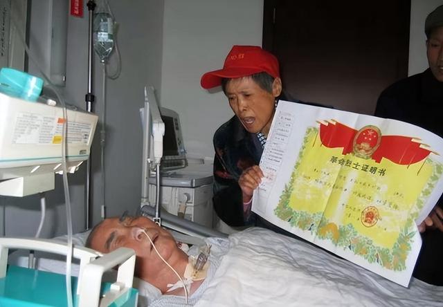 北京一老人去世，养女被遗物吓得求助政府，揭开了隐藏60年的秘密