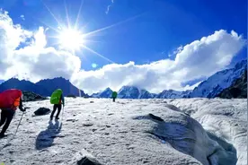 走进博格达峰冰川图片