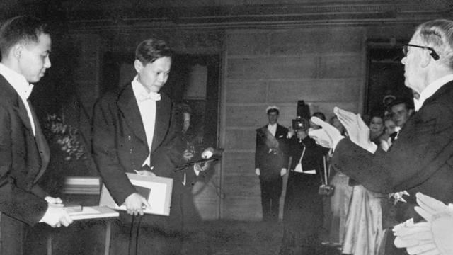 杨振宁身覆国旗，翁帆是家属代表站第一位，重量级好友也到场悼念