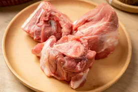 广东女子称猪肉老板疑似涂抹硼砂 律师：严禁在食品里添加硼砂图片